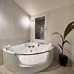 Perla Coco Jacuzzi شقة